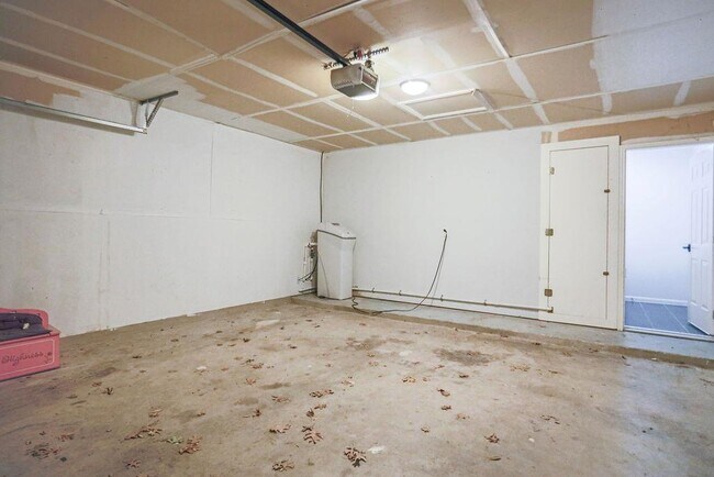 Building Photo - 215 Estate Dr