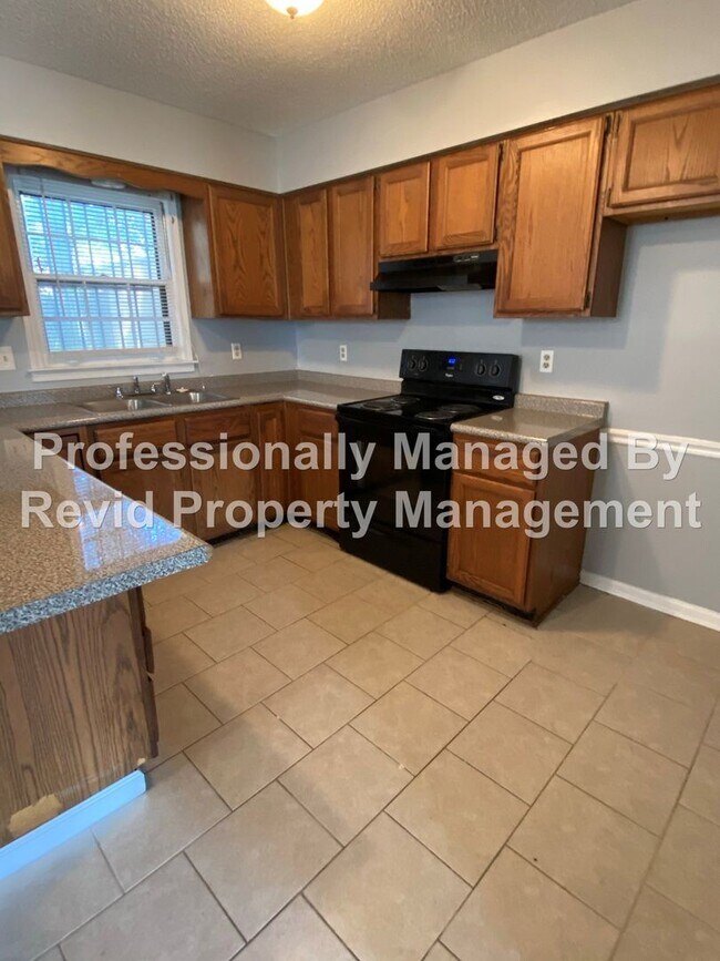 Building Photo - 2 Bedroom Townhome