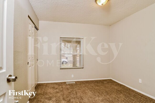 Building Photo - 6208 Silver Fox Dr