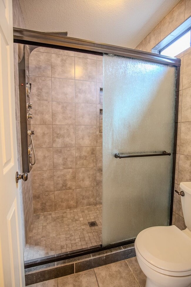 Building Photo - Conveniently located 3 Bedroom, 2 bath