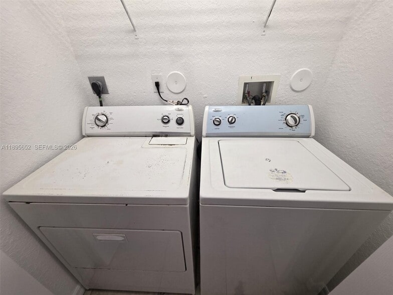 Building Photo - 10885 NW 89th Ter