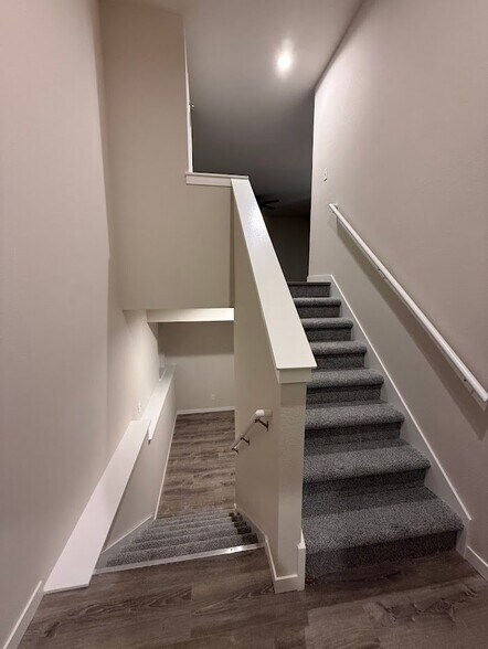 Building Photo - 5995-5995 Hanson Ct