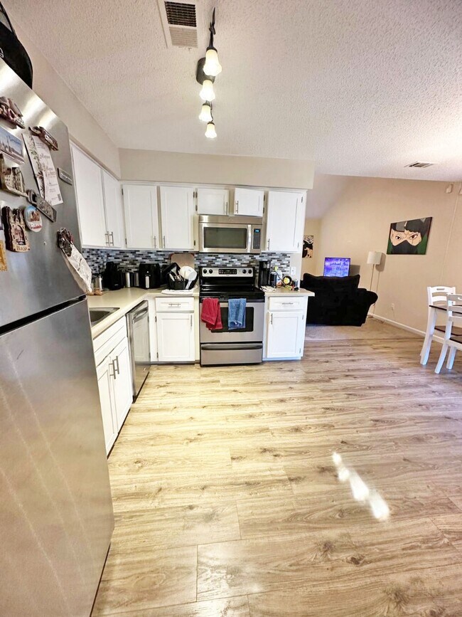 Building Photo - 1526 Woodcrest Cir