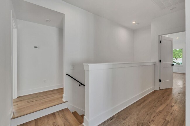 Building Photo - 5917 Robertson Ave