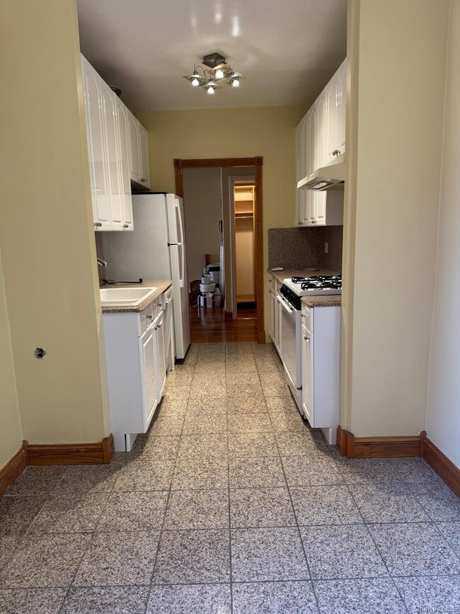 Building Photo - 102-40 67th Dr