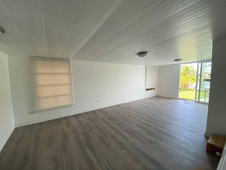 Building Photo - 12 Shoreland Dr