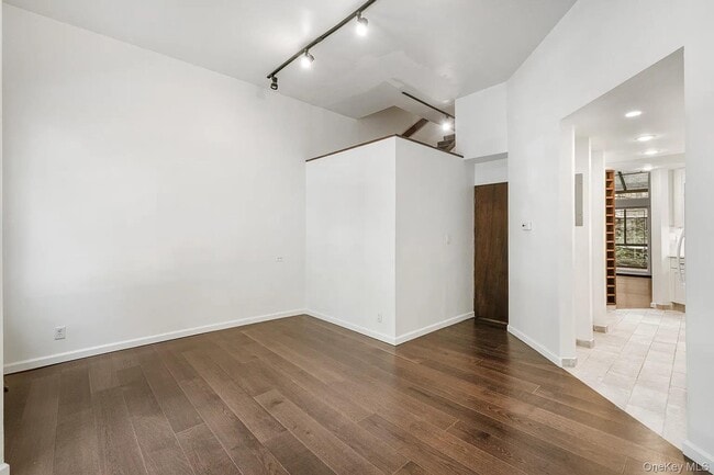 Building Photo - 322 E 50th St