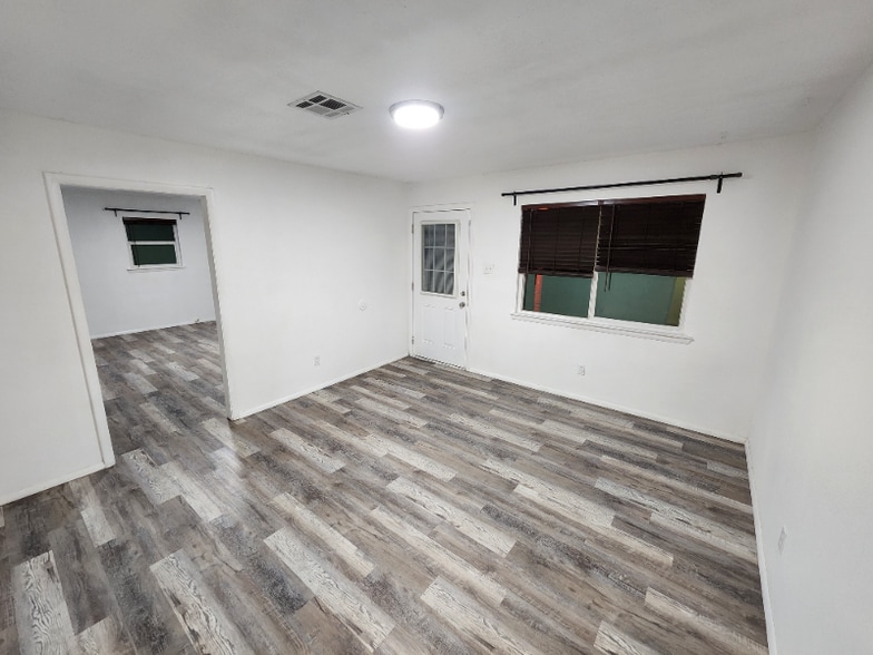 Building Photo - 5900 S Sunset Ave