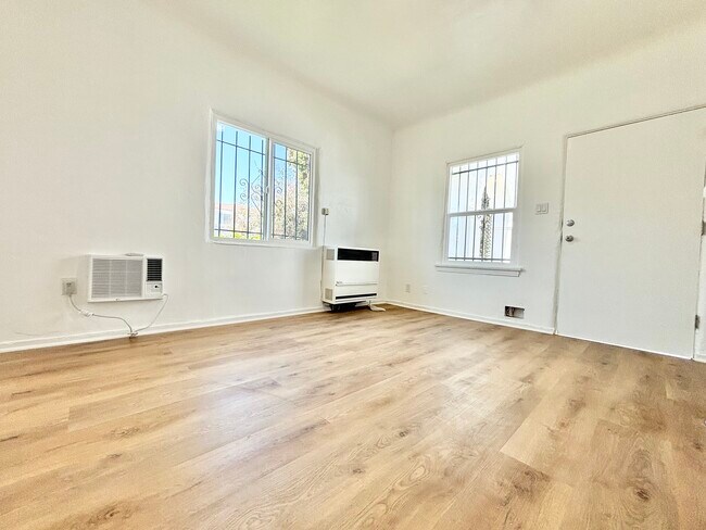 Building Photo - 1812 1/2 W 36th St Los Angeles, CA 90018