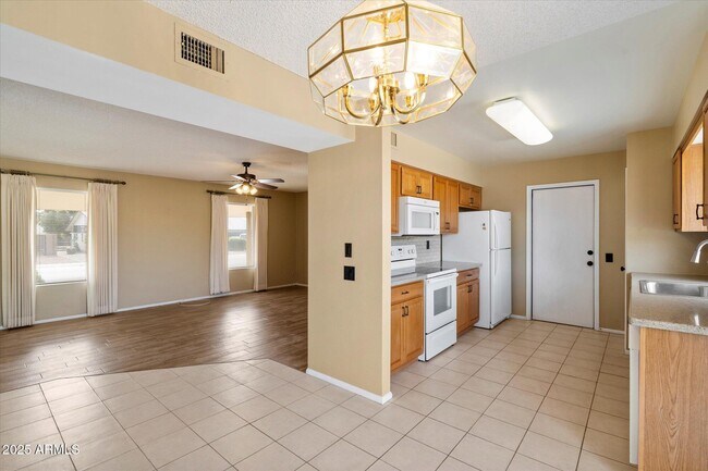 Building Photo - 10528 W Tumblewood Dr