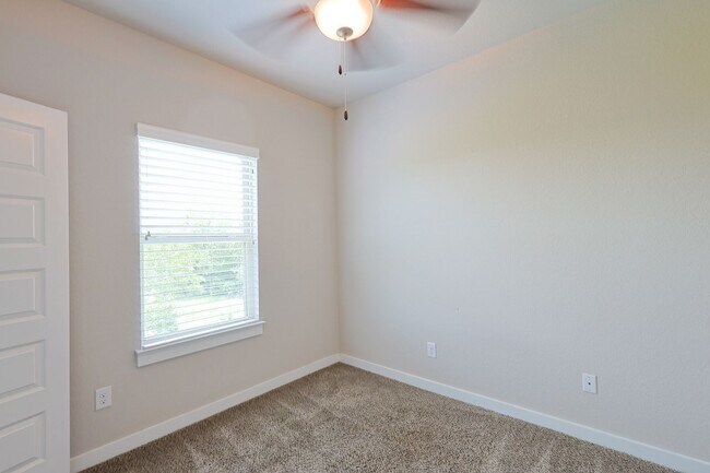 Building Photo - Large Modern Four Bedroom Duplex
