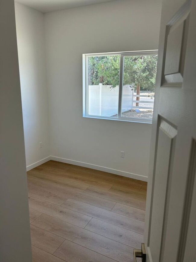 Building Photo - Stunning 3 Bedroom 2 Bathroom House for Re...