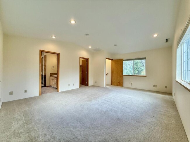 Building Photo - 300 Colonial Dr