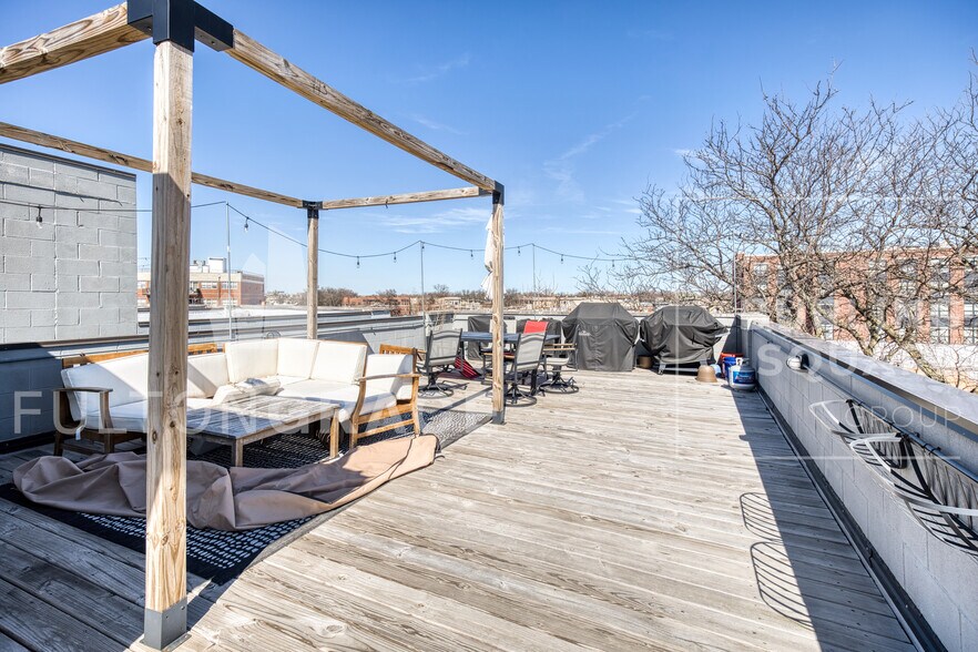 Building Photo - 2528 N Linden Pl