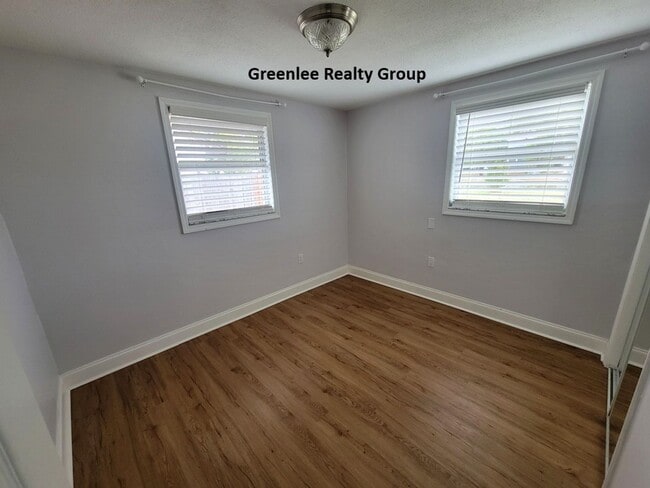 Building Photo - Walk to Downtown New Port Richey – Updated 2 Bed / 1 Bath Duplex!