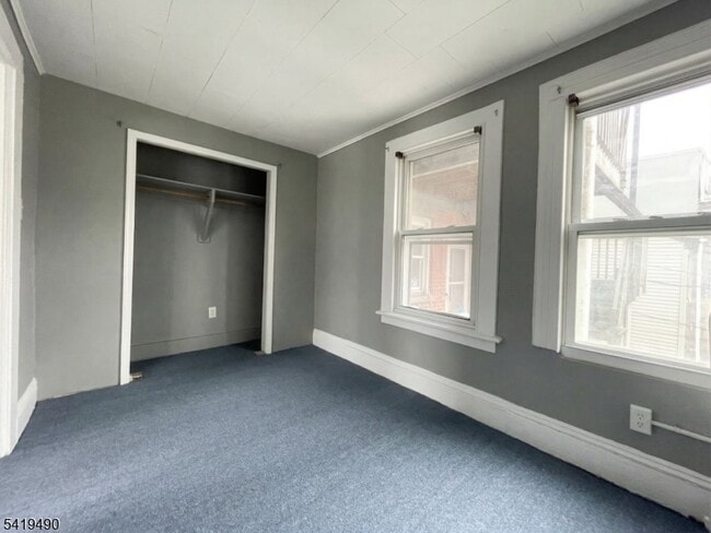 Building Photo - 307 Main St