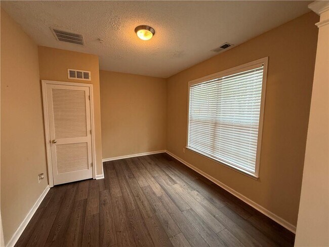 Building Photo - 161 Riverstone Commons Cir