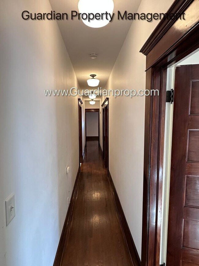 Building Photo - Spacious Condo With Office, Dishwasher, 1 Parking Space, Hardwood Floors, Free Laundry