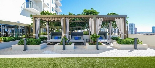 Building Photo - 591 Evernia St