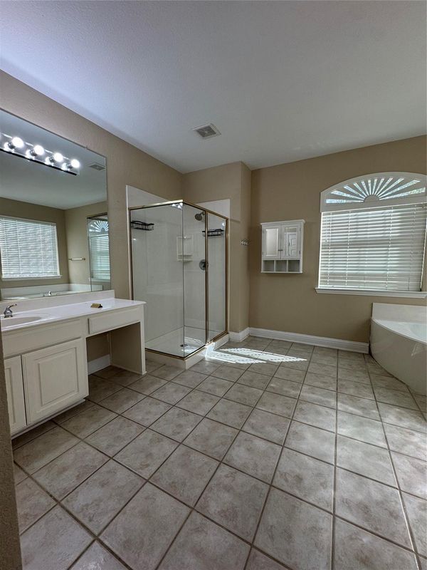 Building Photo - 9101 Forest Hills Dr
