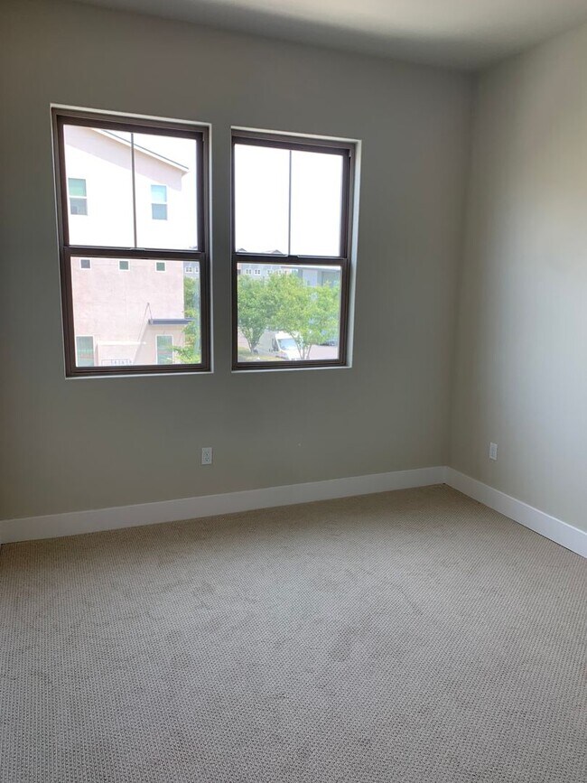 Building Photo - Luxury Apartment in The Cannery