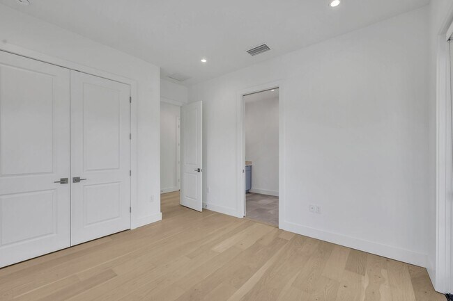Building Photo - New Construction- walk to Park Avenue