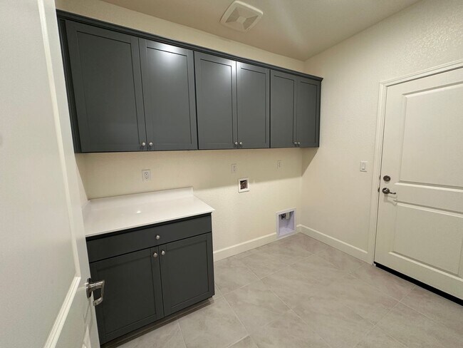 Building Photo - Gorgeous 5 Ridges Home with Spectacular Mountain Views!