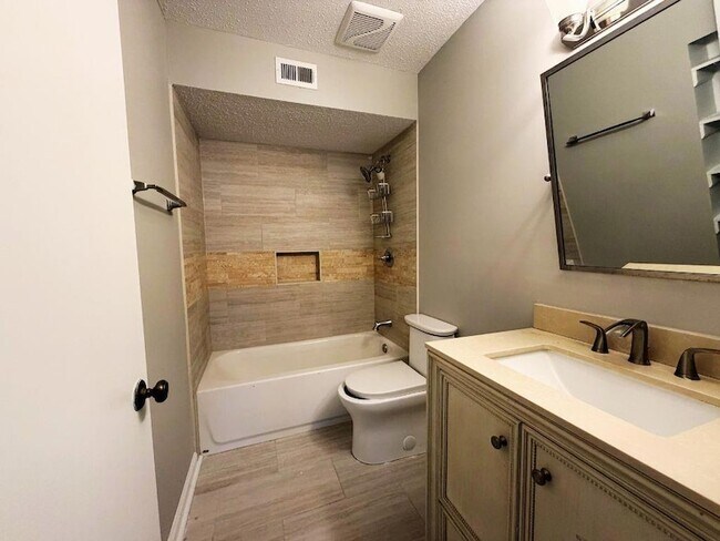 Building Photo - 2928 Parc Lorraine