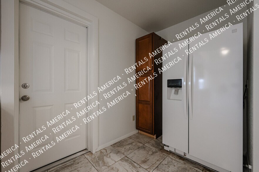 Building Photo - 710 W Alamo Dr