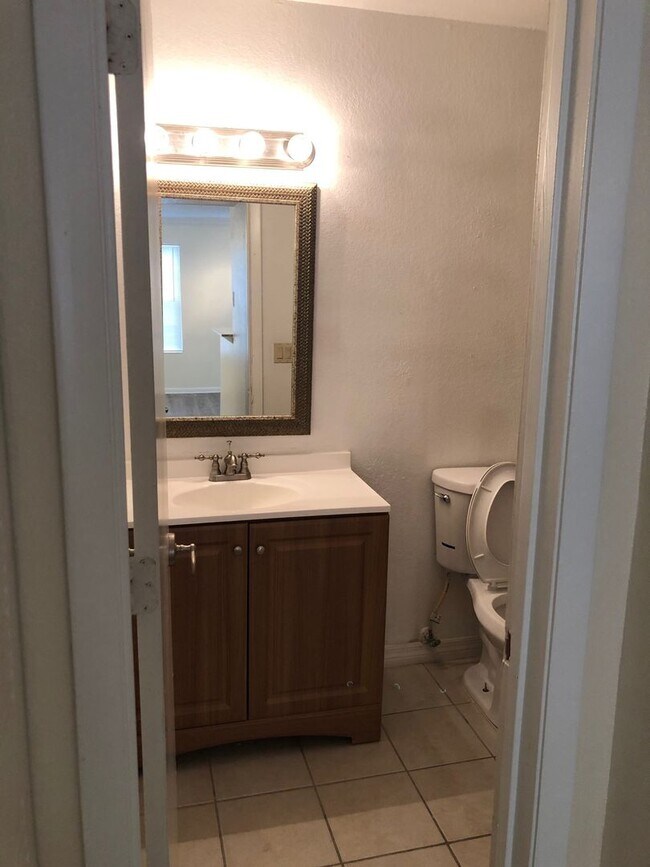 Building Photo - Lexington Place 2 bedroom Condo