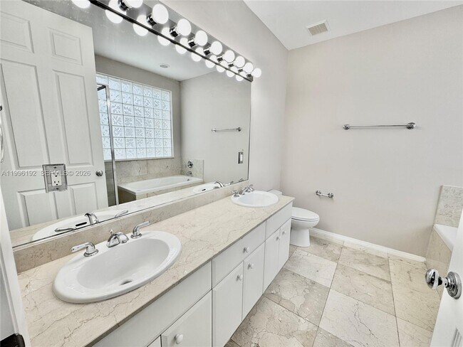 Building Photo - 504 SW 4th Ave