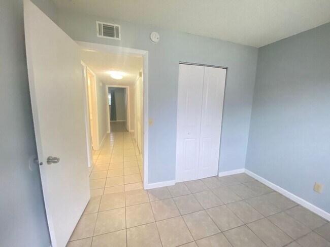 Building Photo - 605 Northlake Blvd