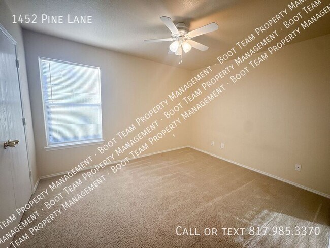 Building Photo - 1452 Pine Ln