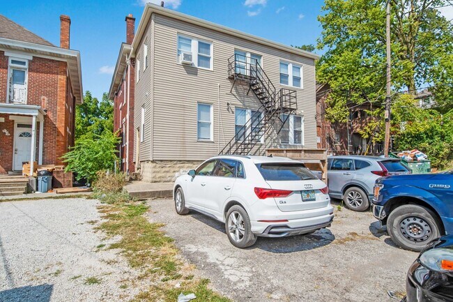Building Photo - Massive Newly Renovated 11-Bedroom House o...