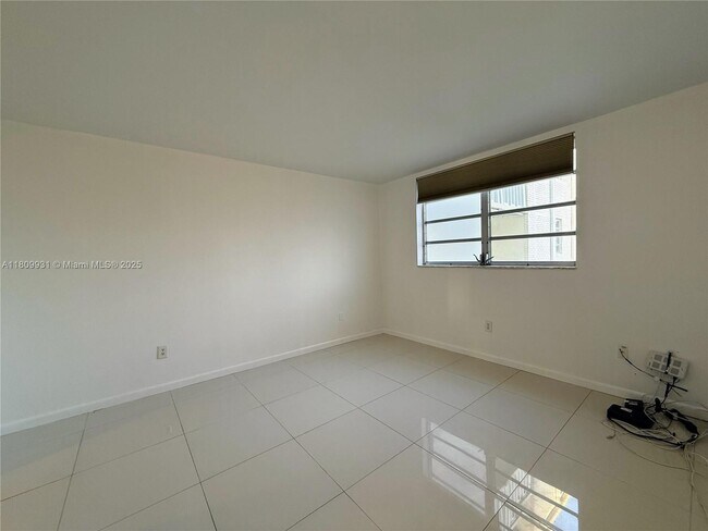 Building Photo - 2859 Leonard Dr