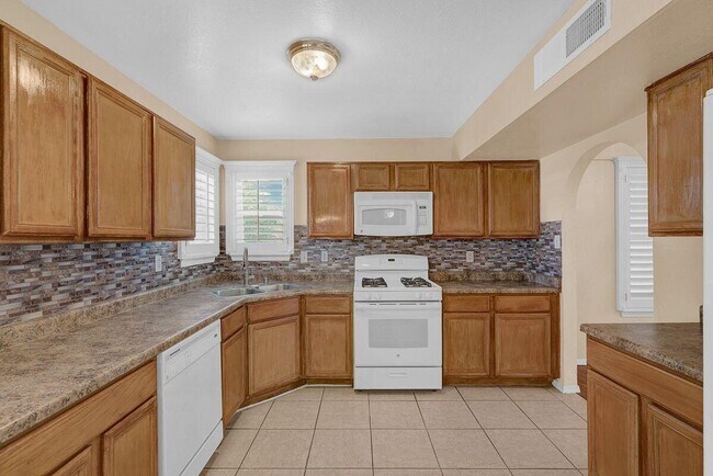 Building Photo - 1460 Paseo De Flor St