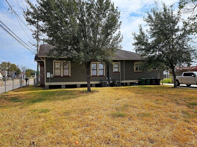 Building Photo - 718 Boundary St