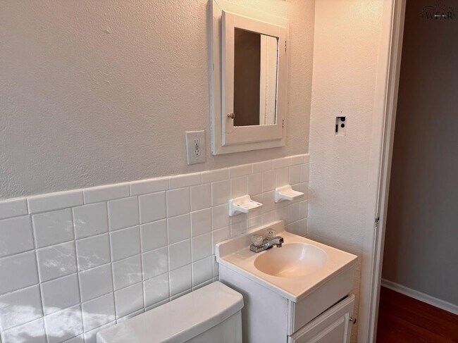 Building Photo - 1813 Westcliff Dr