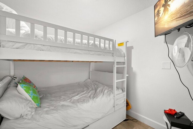 Building Photo - 420 64th Ave