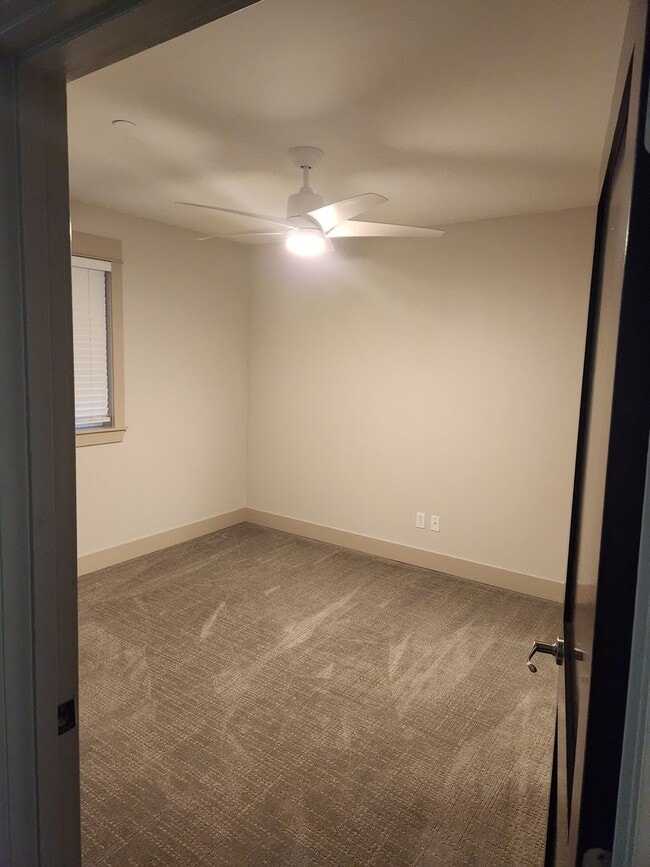 Building Photo - Issaquah Condo 2 Bed 2 Bath Secure Parking Peekaboo View