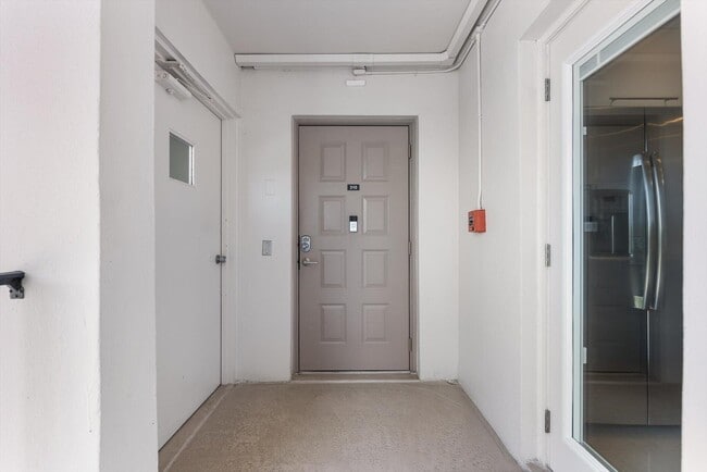 Building Photo - 3200 N Palm Aire Dr