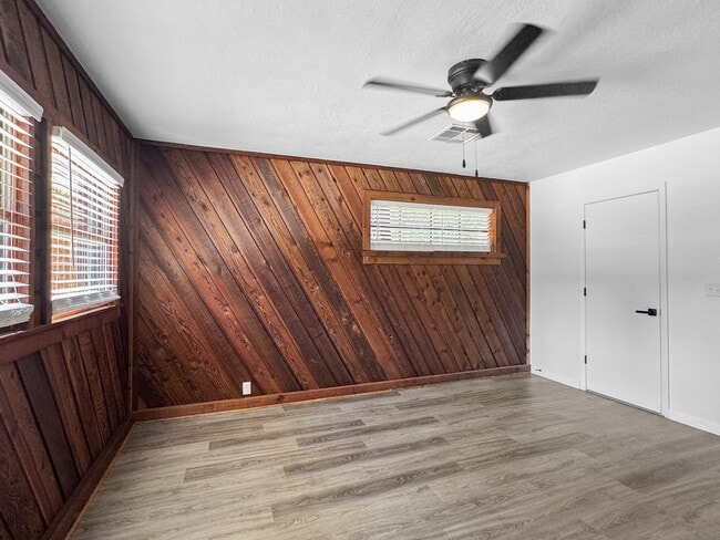 Building Photo - 513 Manor Dr