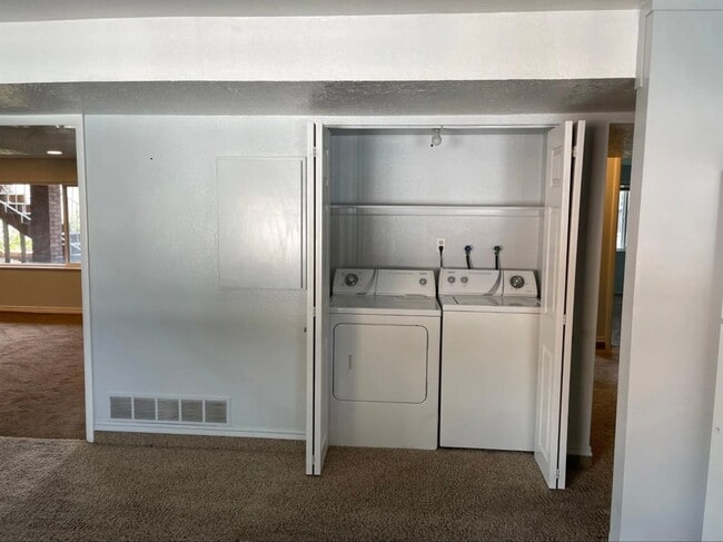 Building Photo - 1739 E. Paulista Way