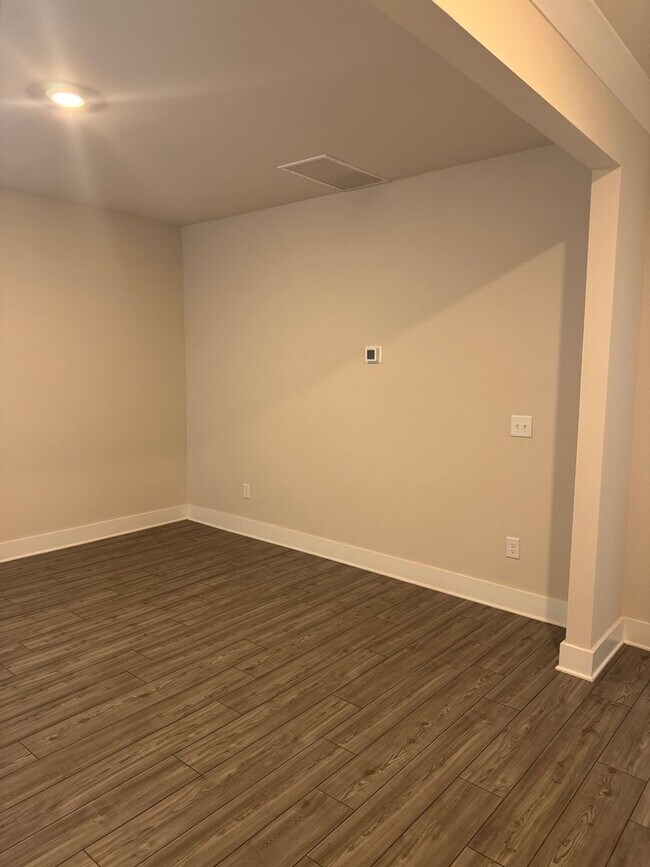 Building Photo - Great Price and location!