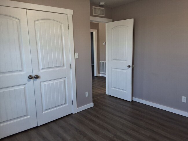 Building Photo - Charming 2- bedroom, 1.5 Bathroom Duplex