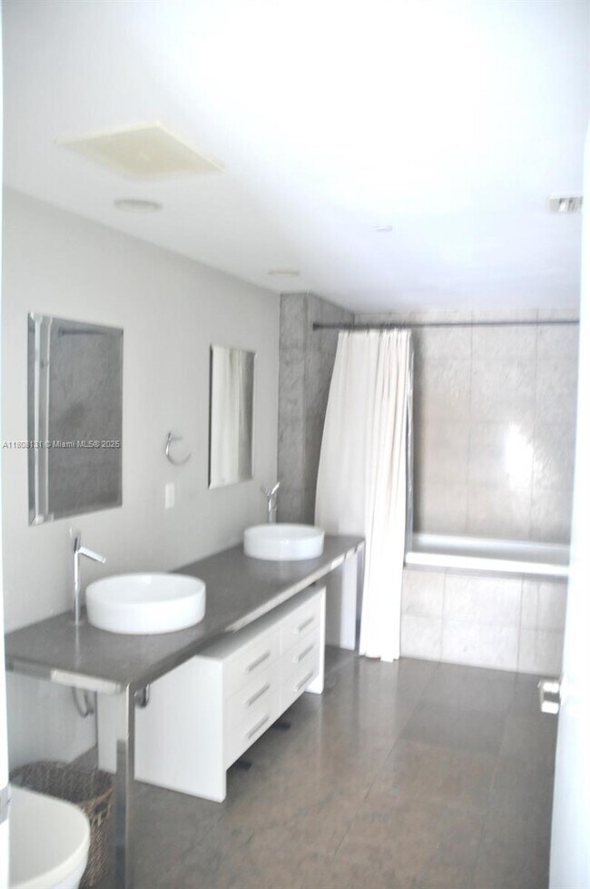 Building Photo - 495 Brickell Ave