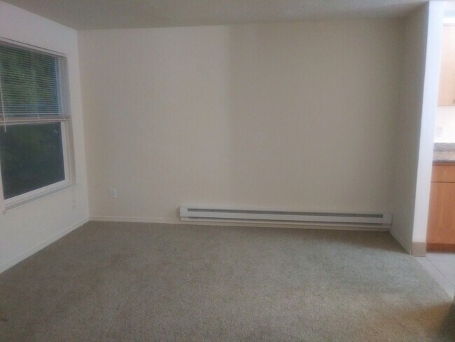 Building Photo - Large 1 bedroom with free parking