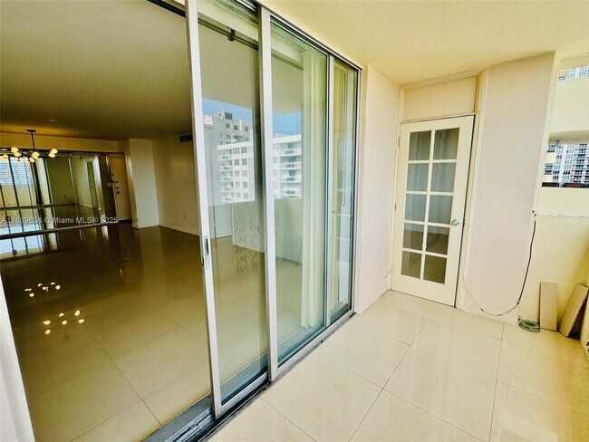 Building Photo - 1833 S Ocean Dr