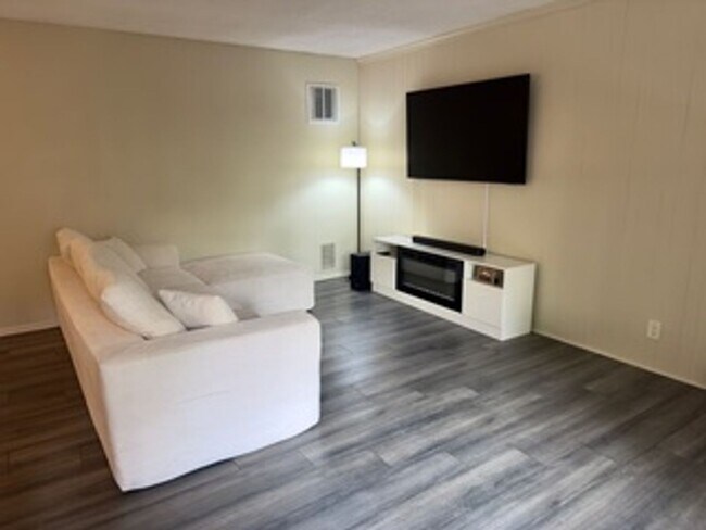 Building Photo - 8207 De Longpre Ave