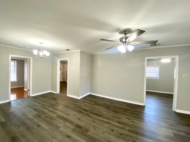 Building Photo - 3 Bedroom 3 bathroom Remodeled home ready to be loved